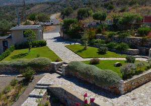 Focalion Castle Luxury Suites في بيرغوس ديرو: اطلالة جوية على حديقة فيها عشب وشجيرات