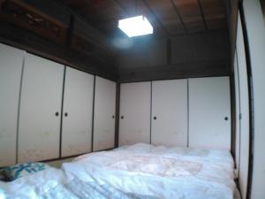 Ein Bett oder Betten in einem Zimmer der Unterkunft 昭和の宿 汐凪 shionagi
