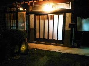 eine Eingangstür eines Hauses in der Nacht in der Unterkunft 昭和の宿 汐凪 shionagi in Towa