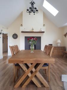 Imagen de la galería de Conway's Cottage with Sea View Nestling by Cliffs-of-Moher, en Liscannor