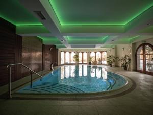 Bazén v ubytovaní Villa Wernera Hotel & Spa alebo v jeho blízkosti