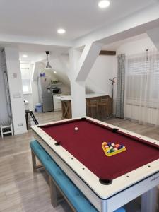 mesa de ping pong en la sala de estar en Studio apartman Zagreb Horvati, en Rakov Potok