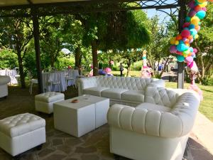 grupa białych kanap, stołów i balonów w obiekcie Agriturismo Antica Dimora Del Turco w mieście Sona +37 zdjęć