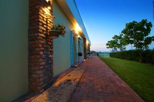 einen gemauerten Bürgersteig neben einem Gebäude mit Licht in der Unterkunft Casa Ana in Vama Veche