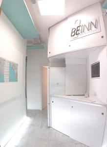 una habitación con un cartel beinn en la pared en Be Inn, en Salerno
