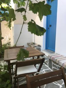 A garden outside Studios Panorama Drios
