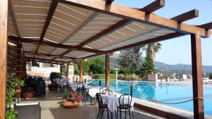 Bazén v ubytovaní Relais Abbazia Santa Anastasia Resort & Winery alebo v jeho blízkosti