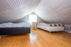 ルレオにあるLuleå Village Cabinの屋根裏のベッドルーム(ベッド2台、窓付) +4枚の写真