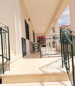 - un balcon d'un immeuble avec une table et des chaises dans l'établissement ESTIA HOLIDAY HOUSE, à Vathi