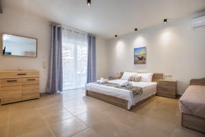 sypialnia z łóżkiem i dużym oknem w obiekcie Studios & Apartments Elisabeta w Limenárii