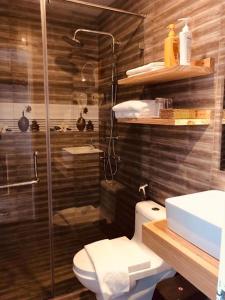 Chivas Dalat Hotel tesisinde bir banyo