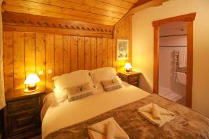 a bedroom with a bed with two towels on it at Chalet Nido dell'Aquila in Sainte-Foy-Tarentaise