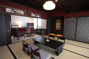 TV a/nebo společenská místnost v ubytování Kizashi The Suite Kyoto Gion