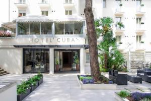 een hotel Cuba voor een gebouw bij Hotel Cuba in Milano Marittima