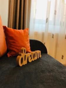 Postel nebo postele na pokoji v ubytování Orange House Constanta