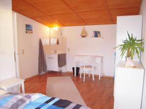 a living room with a table and a kitchen at "Mastkoje" in Barth