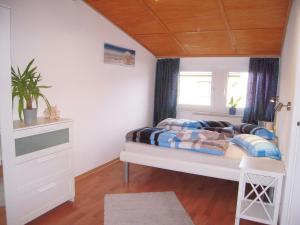 um pequeno quarto com uma cama e uma janela em "Mastkoje" em Barth