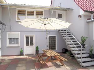 un patio con una mesa y una sombrilla en "Mastkoje", en Barth
