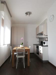 a kitchen with a table and chairs in a room at B&B Stadio Apartment in Pordenone