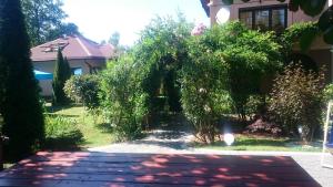 Ogród w obiekcie BASTÓWKA 2 Apartamenty