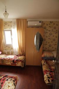 トゥアプセにあるzakhodi-ordokhniのベッド2台と窓が備わる小さな客室です。