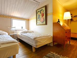 Lova arba lovos apgyvendinimo įstaigoje Three-Bedroom Holiday home in Jönköping