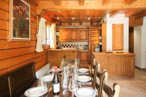 a dining room with a table and a kitchen at Chalet Nido dell'Aquila in Sainte-Foy-Tarentaise