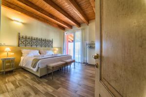 1 dormitorio con 1 cama y suelo de madera en Agriturismo Podere Amati, en Budrio