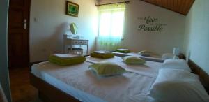una camera con due letti con cuscini sopra di Apartments Guberina a Šibenik
