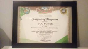 Majutusasutuses GLC SUITES olev sertifikaat, autasu, silt või muu dokument