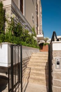 un escalier menant à un bâtiment dans l'établissement Hotel Vela, à Budva