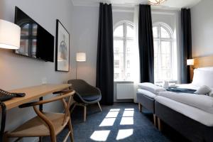 una camera d'albergo con un letto e una scrivania di Hotel Bethel a Copenaghen