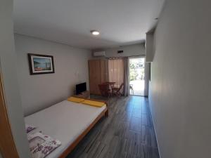 Apartments Dakovic في كوتور: غرفة فيها سرير وطاولة فيها