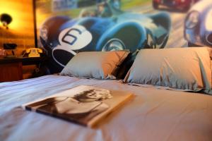 a bed with a picture of a woman on it at Drivers Room in Châtel-Guyon
