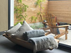 eine Couch mit Kissen und einem Stuhl auf einer Terrasse in der Unterkunft Villa Baltia in Graal-Müritz