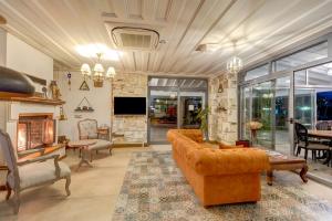 Телевизор и/или развлекательный центр в Navalia Hotel