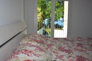 1 dormitorio con 1 cama y vistas a una ventana en Villa Gianfelici, en Numana
