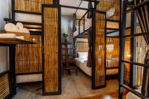 Cette chambre dispose de 2 lits superposés et d'un lit. dans l'établissement Hostel One Art and Gallery, à Chiang Mai