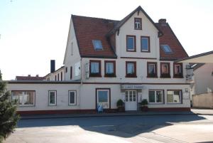 un grande edificio bianco con finestre su una strada di Landhotel Kussmann a Wrexen