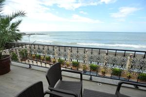 トラブゾンにあるVurna Butik Hotelのビーチと海の景色を望むバルコニー