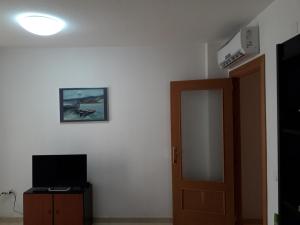Televízia a/alebo spoločenská miestnosť v ubytovaní Apartamento 2 hab.en El Parador