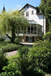 una gran casa blanca con muchas ventanas en Zwischen Weinstrasse und Pfälzer Wald, en Bad Bergzabern