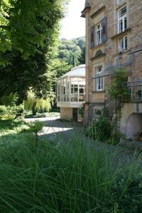 un gran edificio de ladrillo con una gran ventana. en Zwischen Weinstrasse und Pfälzer Wald, en Bad Bergzabern