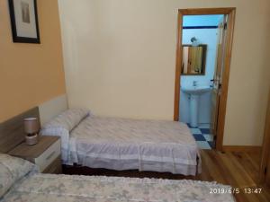 Łóżko lub łóżka w pokoju w obiekcie Hostal Camino Del Cid