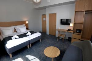 una camera d'albergo con un letto e una scrivania di Hotel Bethel a Copenaghen