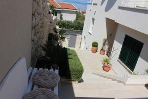 a small courtyard with potted plants on a building at Apartments Lianto in Drasnice