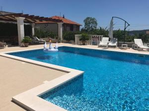 Bazén v ubytování Apartments Zulim nebo v jeho okolí