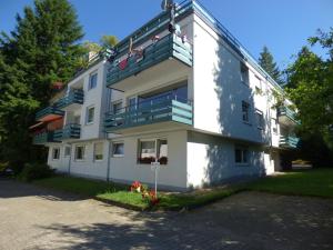 - un bâtiment avec des balcons sur le côté dans l'établissement Moscow Areal Suite, à Baden-Baden