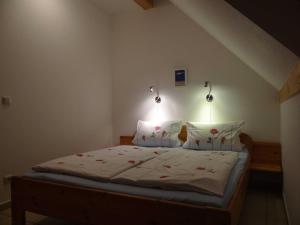 トラッセンハイデにあるFewo Fiete_SCHOeのベッドルーム1室(ベッド1台、壁にランプ2つ付)