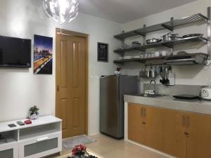 Kuchyň nebo kuchyňský kout v ubytování 8 Spatial Condominium Unit 1122 Apartelle D Isabelle